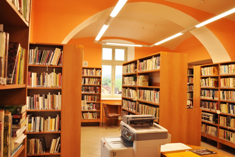 Rekonstrukce knihovny a okolí - městys Pecka